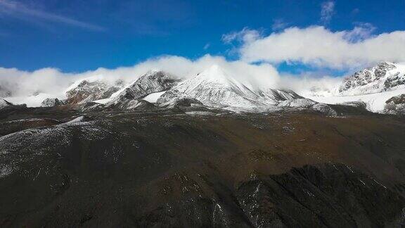 西藏高原冈石卡雪山