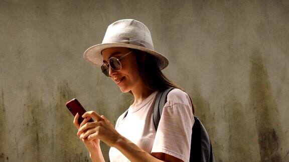 微笑的女性旅行者使用智能手机