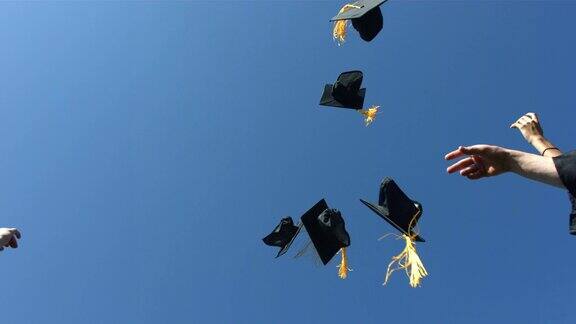 毕业典礼将学位帽抛向空中