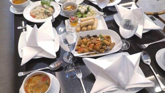 餐厅餐桌上的亚洲食物