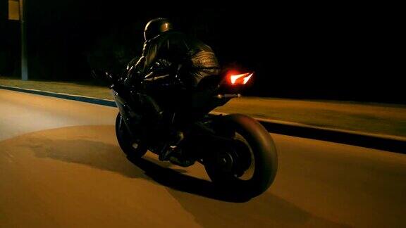 骑摩托车在夜间的公路上骑行