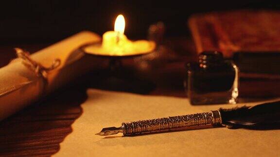 在烛光下用老式羽毛笔和墨水瓶在旧羊皮纸上