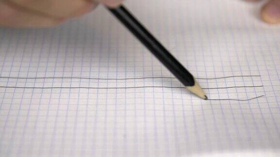 用铅笔在笔记本方格纸上手绘平行线