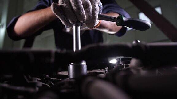 汽车修理工在工作中更换汽车滤油器