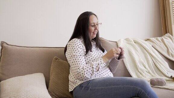 女人编织毛料服装女人制作手工服装Handycraft概念