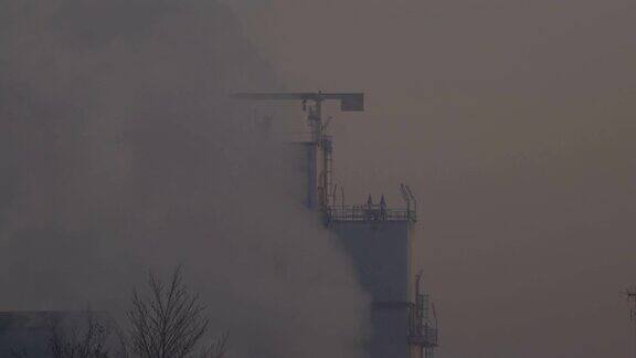 工厂排放烟雾造成空气污染