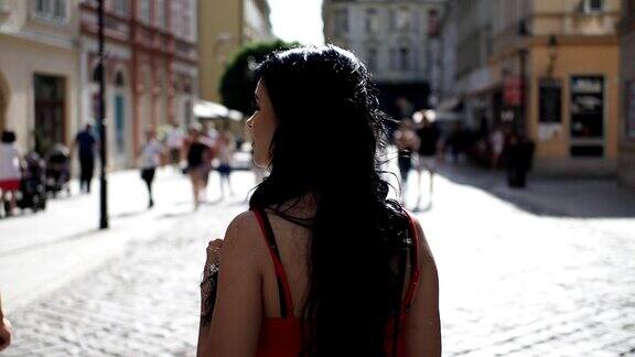 美丽的女孩走在街上-慢镜头