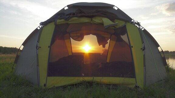 夕阳从露营帐篷里照进来