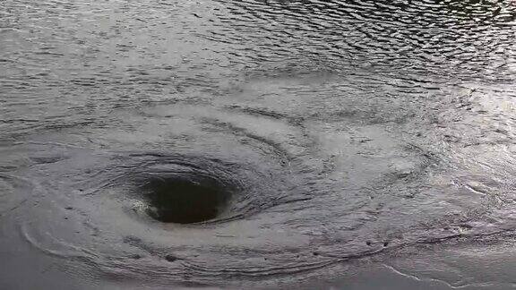 洪水在一个可怕的圆形漩涡