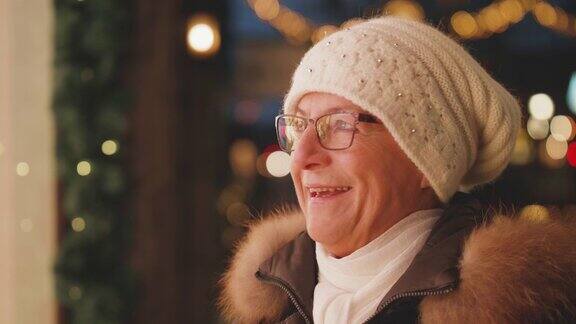 一位老年妇女在圣诞节时逛街