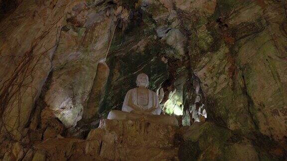 大理石山中最大的石窟寺中的大佛像是佛教寺庙的综合体是越南中部城市岘港的著名旅游目的地去越南旅游