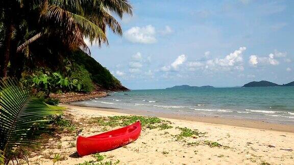 美丽的热带海滩上的红色独木舟