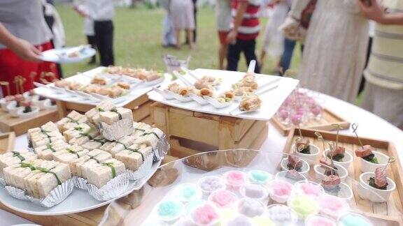 各种各样的开胃小菜放在白色的盘子上适合户外婚礼和活动