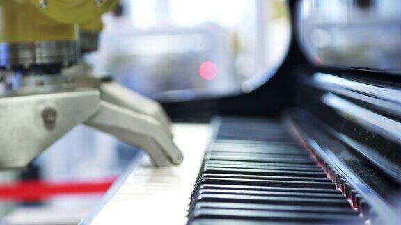 机器人弹钢琴