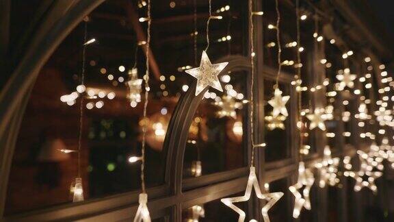 复古街头装饰的餐厅为寒假圣诞节的灯光以夜晚闪烁的星星为背景新年模糊散景为您的设计
