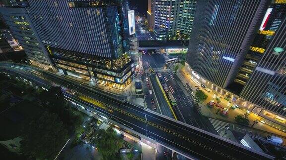 东京城市的4K时间流逝在夜晚有汽车灯光的轨迹运动