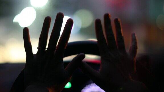 双手特写握方向盘在夜间驾驶