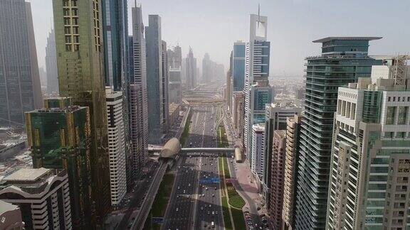 鸟瞰图迪拜五颜六色的摩天大楼和漫长繁忙的道路阿联酋