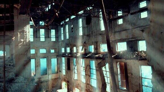 从内部被摧毁的废弃工厂阳光透过窗户