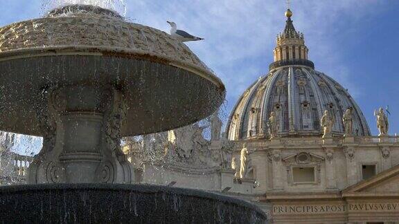 水从梵蒂冈圣彼得大教堂的喷泉中流下慢动作镜头