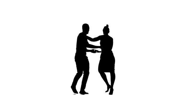 女人和男人开始跳拉丁舞