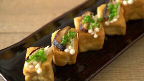 豆腐配香菇和金针菇