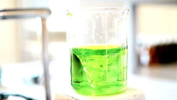 机械搅拌绿色液体混合在圆形烧瓶中