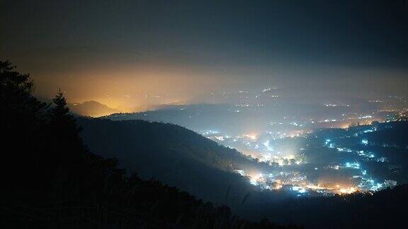 黎明前多云的山村照亮了风景