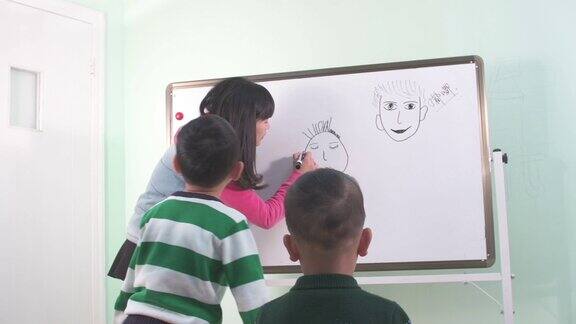 亚洲幼儿园教师在教室里教孩子
