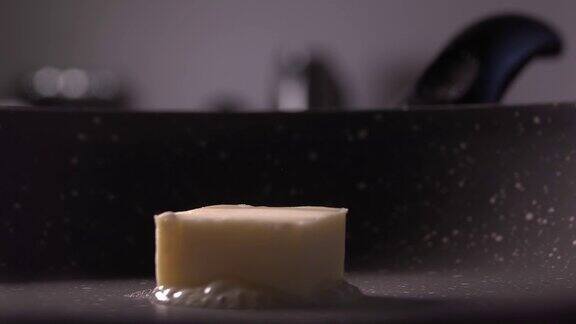 黄油块落在煎锅上慢动作240帧秒