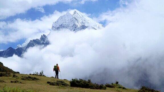 喜马拉雅山脉的游客