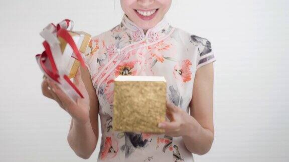 亚洲女性在中国农历新年打开礼品盒时兴奋而快乐