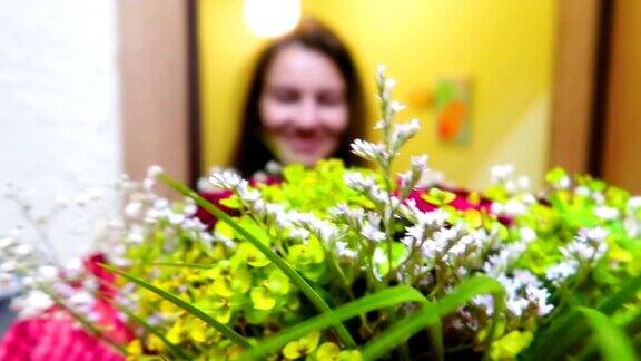 漂亮漂亮的女人收到得到一束鲜花惊喜礼物微笑