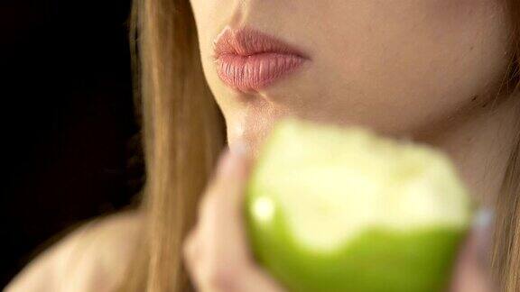 吃苹果的女士健康的饮食饮食习惯水果和维生素特写