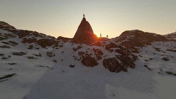 3d动画成功的商人在山区雪景冬季景观自然日落火炬顶端美丽史诗山景自然探索商业成功