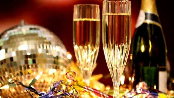 新年前夜的节日派对有香槟迪斯科球装饰