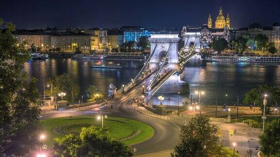 布达佩斯城市的与圣斯蒂芬大教堂和多瑙河上的链桥日以继夜匈牙利布达佩斯