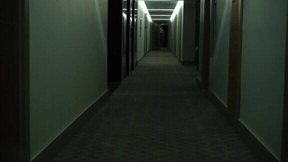 旅馆里又长又黑的走廊