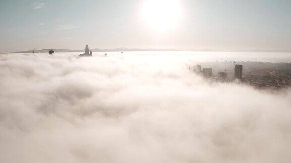 在加州旧金山的清晨日出时飞过云层