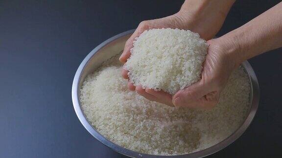 用双手舀起米饭