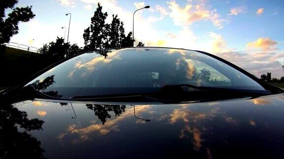 驾驶汽车前视图挡风玻璃天空反射