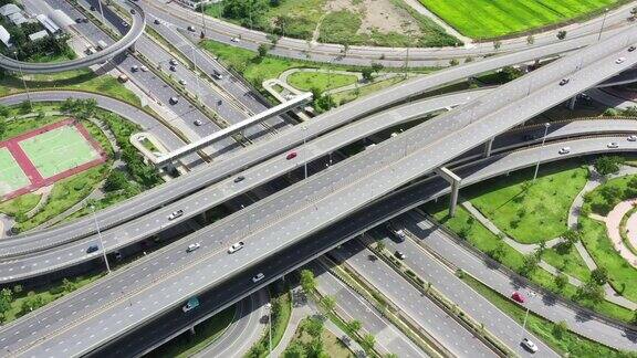 无人机拍摄的高速公路路口俯视图