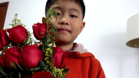 男孩拿着红玫瑰花