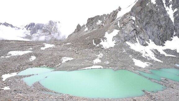 在神圣的冈仁波齐山附近举行科拉(yatra)仪式期间的高里昆德山湖西藏西部阿里风光佛陀弟子的圣地祈祷、平静和冥想的地方