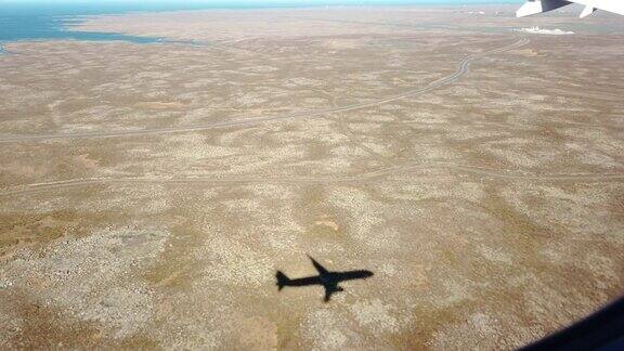 冰岛上空飞机的影子