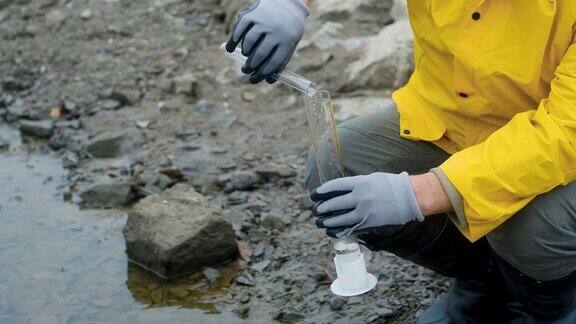 生态是现代的专家将河水注入试管进行分析