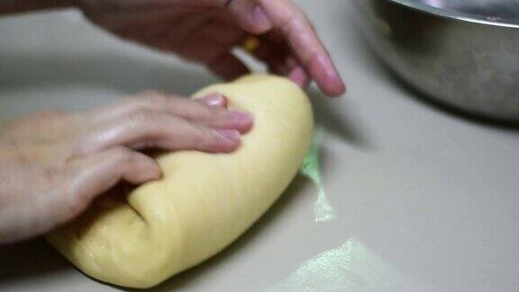 在做自制面包的同时揉酵母面团