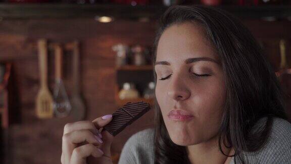 西班牙年轻女子在乡村厨房吃巧克力的特写镜头