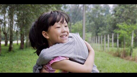 两个可爱的小女孩幸福的拥抱着微笑快乐童年友谊概念4k慢动作