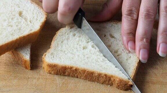 酥脆的吐司面包被切在砧板上用来做三明治